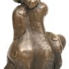Een brons gesculpteerd beeld van moeder met kind.