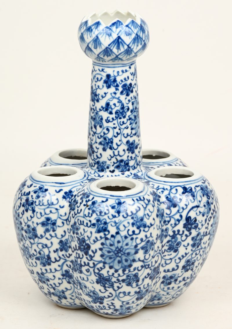 Een blauw-wit Chinees porseleinen tulpen vaas, onderaan gemerkt.