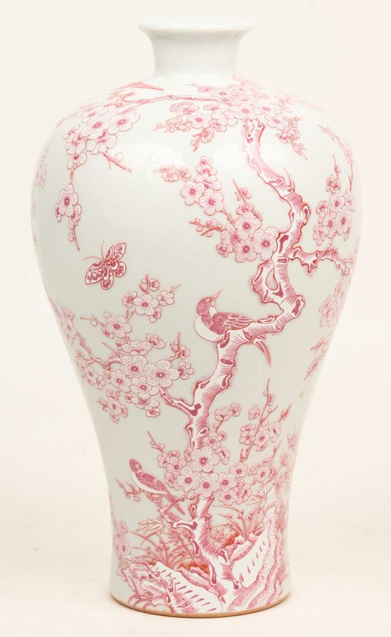 Een Chinees porseleinen vaas met fauna & flora decor beschilderd. Onderaan gemerkt.