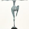 Een brons gesculptuurd beeldje van een danseres.