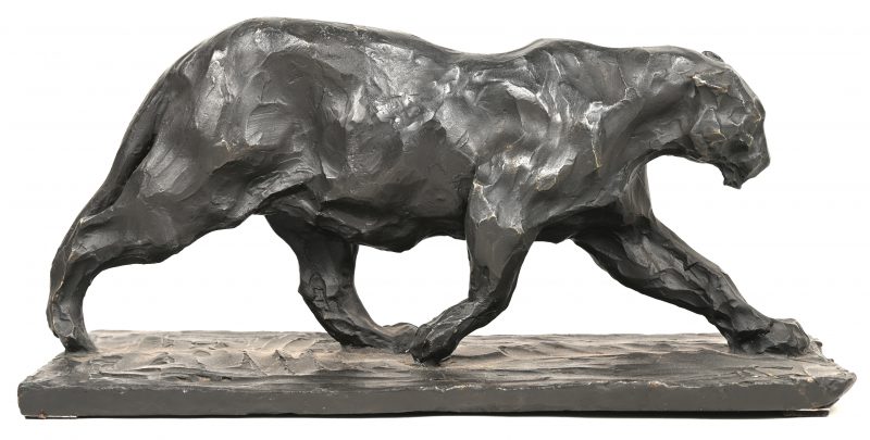 Een brons gesculpteerd beeld van een panter.