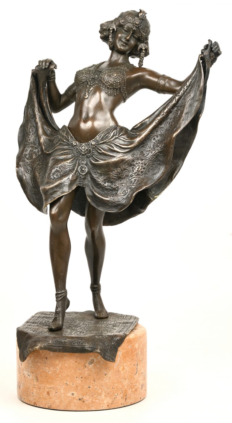 “Big Windy Day”. Een brons gesculptuurd beeldje van een harem danseres met openslaande rok. Naar Nam Greb - Franz Xavier Bergman.