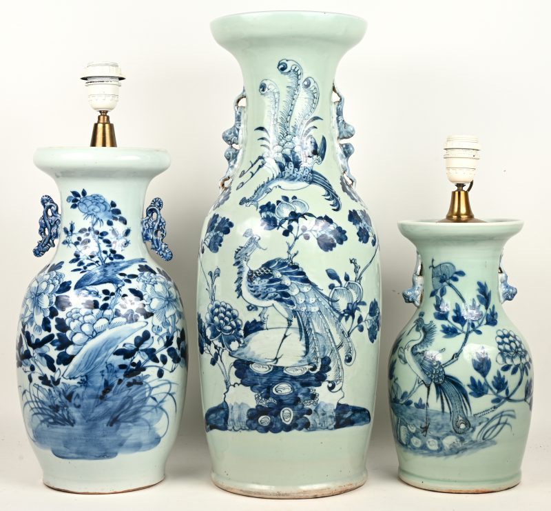 Een lot van 3 Chinees porseleinen vazen met blauw-wit decor, waarvan 2 als lamp (zonder perforatie onderaan).