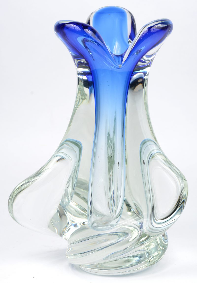 Een vaas van blauw en kleurloos kristal. Niet gemerkt.
