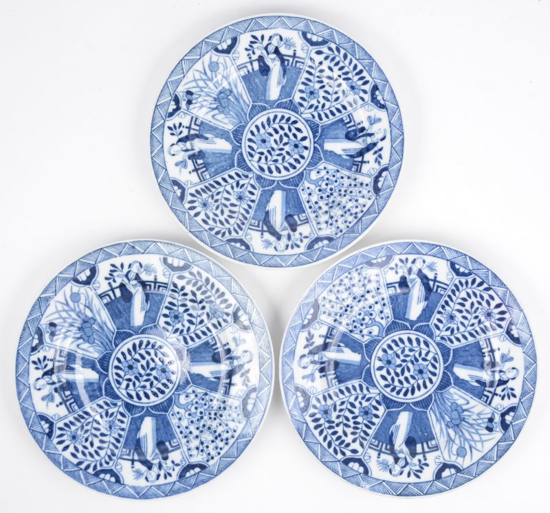 Drie borden van blauw en wit Chinees porselein naar Wanli voorbeeld.