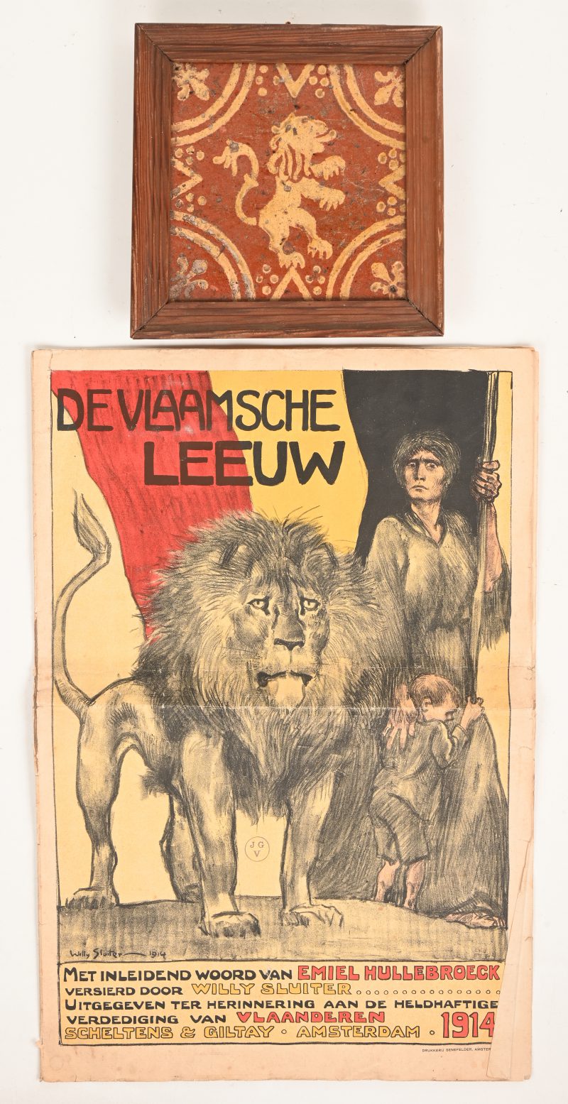 Een antieke aardewerken tegel met een geglazuurd decor van een leeuw. Bijgevoegd een uitgave van “De Vlaamsche leeuw” uit 1914.