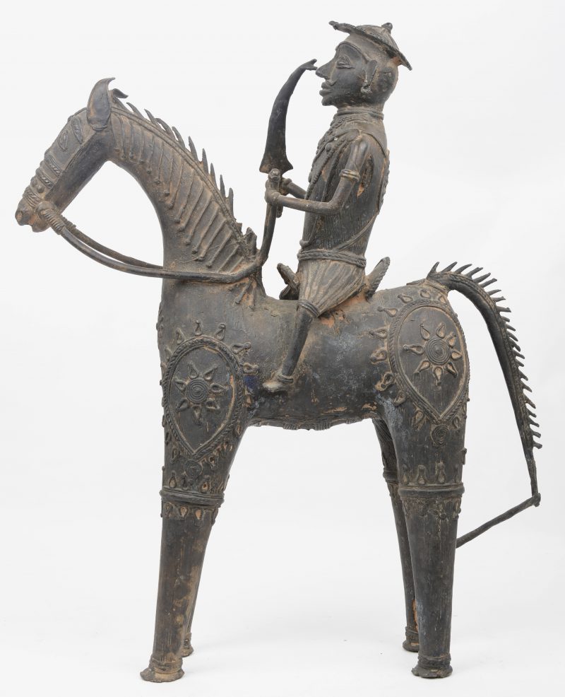 “Krijger te paard”. Een Afrikaans bronzen beeld.