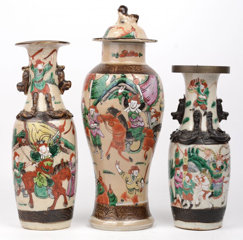 Drie verschillende vaasjes van Nanking-aardewerk,waarbij een dekselvaasje en een lampenvoet. Deksel gerestaureerd.