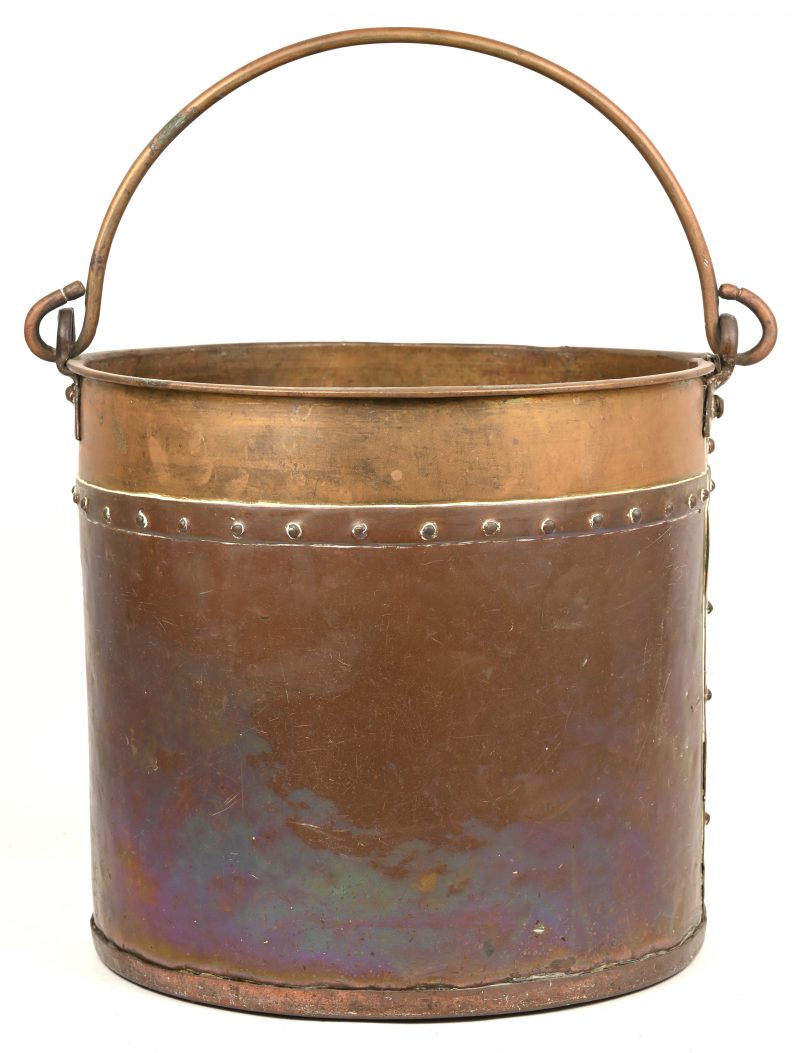 Een cylindrische putemmer in twee kleuren koper. Smeedijzeren hengsel. Geel koperen rand bevestigd met een rij klinknagels. XIXde eeuw.