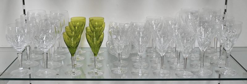 Een gedeelte glazenservies van geslepen kristal. 5 bourgogneglazen, 8 bordeauxglazen, 6 punchkopjes, 15 kleurloze en 8 deels groengekleurde wittewijnglazen.
