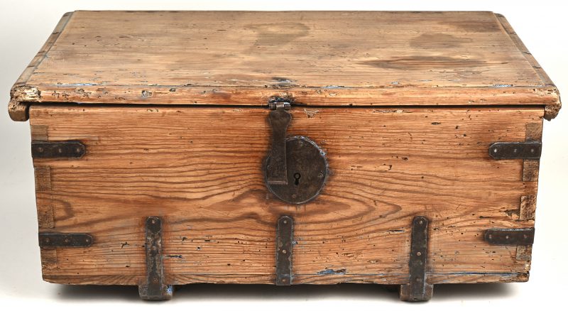 Een begin XIXe eeuws Zweeds houten kistje, versterkt met smeedijzeren banden. Binnenin gedateerd 1803.