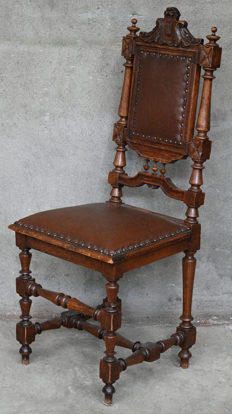 Een 19de eeuwse notenhouten stoel met bruinlederen bekleding.