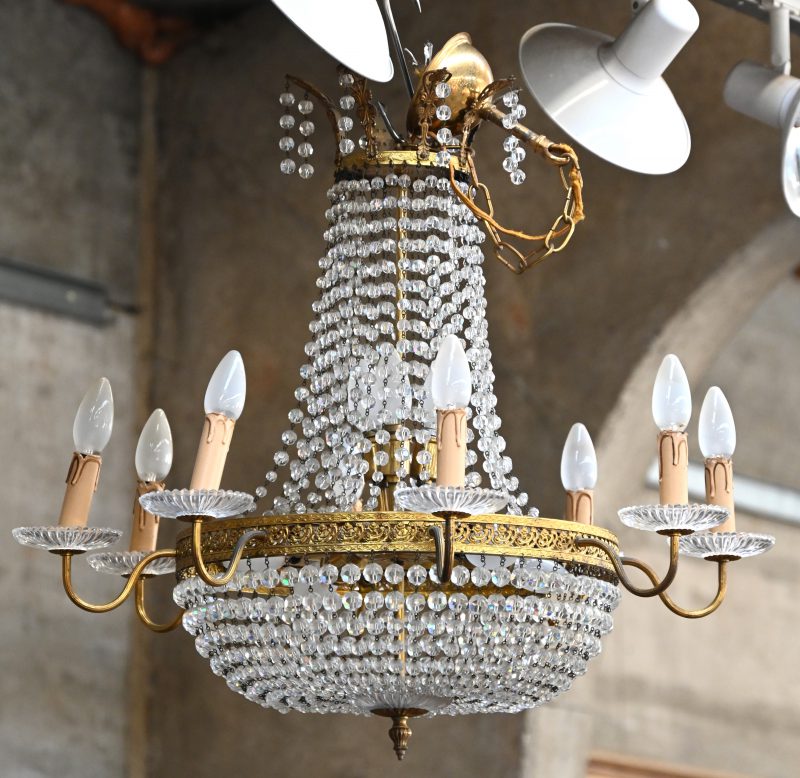 Een sac-à-perles luchter van kristal en koper met uitwendige lampen. Lodewijk XVI-stijl.