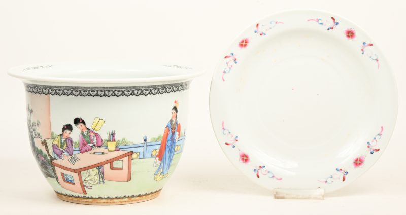 Een kleine cachepot en een onderbord van polychroom porselein met decor van lange lijzen aan een tafel. China, tijdperk Republiek.