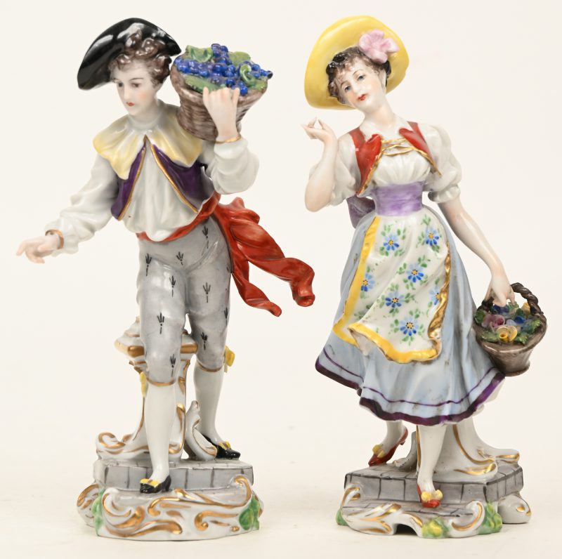 Een man met druiven en een vrouw met bloemen. Een paar beeldjes van polychroom Saksisch porselein. Onderaan gemerkt.