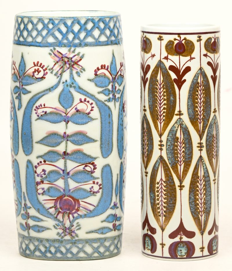Twee cilindrische vazen van veelkleurig porselein, de ene door Berre Jessen, de andere door Marianne Johnson. Onderaan gemerkt.