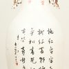 Een porseleinen Chinese vaas. Handbeschilderd decor met vogels, boom en opschrift.