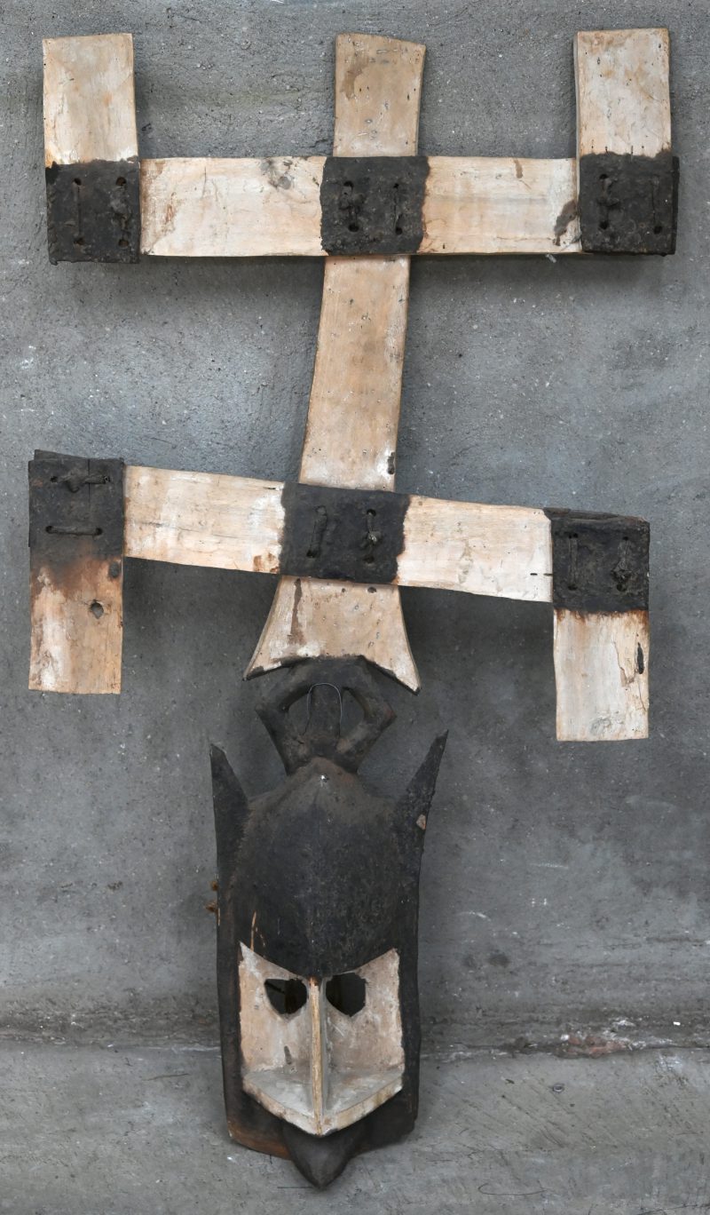 Een Kanaga masker in gesculptuurd hout en metaal, Dogon, Mali.