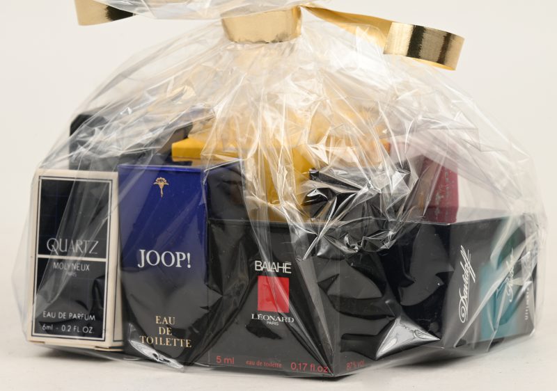 Een lot luxe parfumstalen van verschillende merken waaronder: Armani, Ace, Davidoff, Joop, Scherrer, Van Cleef & Arpels, Versace. e. a.