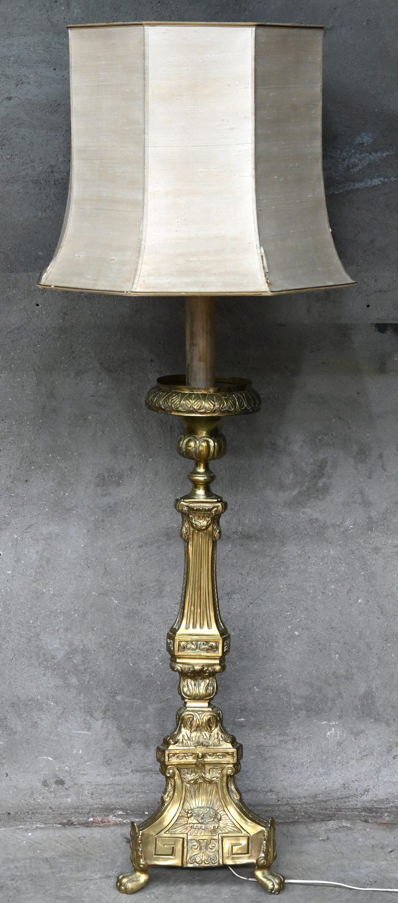 Een koperen gesculptuurde lampadaire met lampekap, 3-potig.