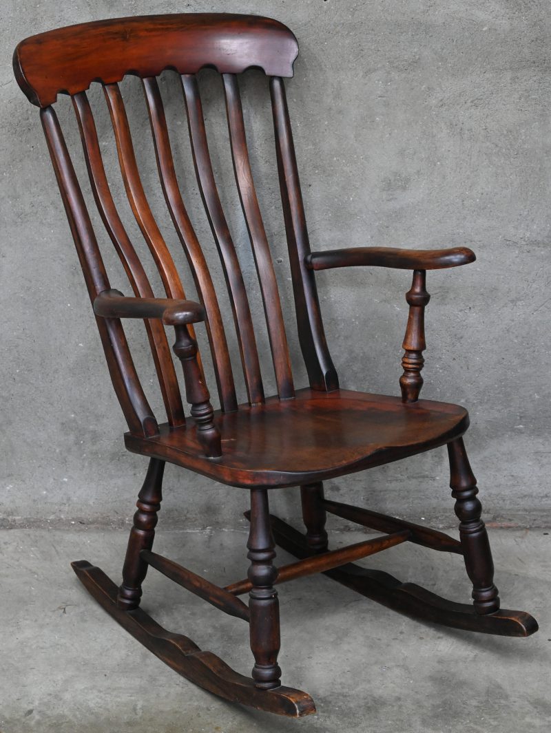 Een houten Windsor rocking chair, 19e eeuws.