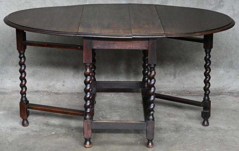 Een houten gatelegg table, eind 1800. Met gedraaide poten en twee opklapbare zijkanten. Blad moet opnieuw aangehecht worden.