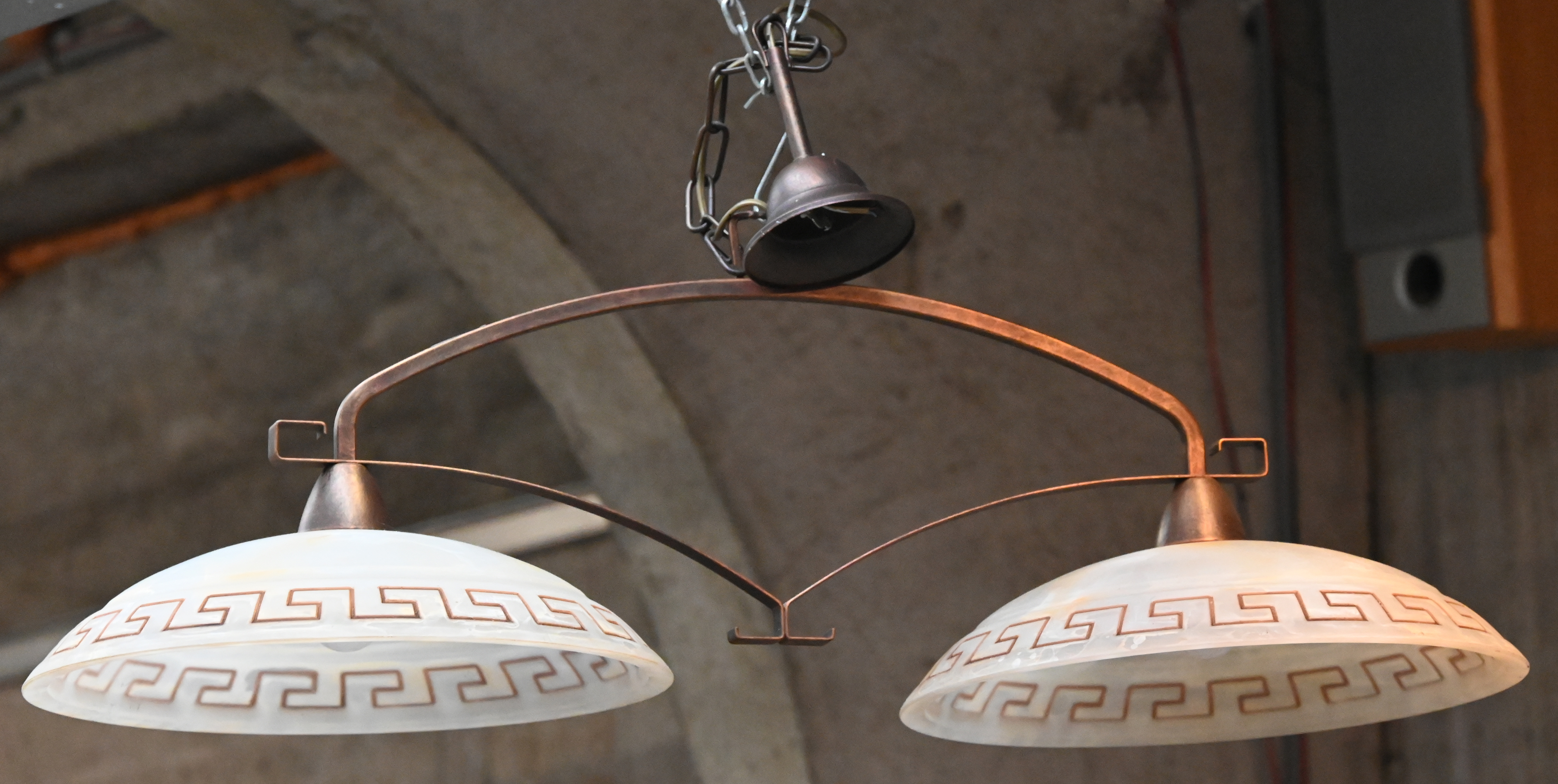 Maaltijd kennis Slaapzaal Twee hanglampen met glazen lampenkap, waarvan 1 met 2 lichtpunten en 1  enkele, ontwerp Art Deco in hedendaagse uitvoering. Gemerkt Massive. –  Jordaens N.V. Veilinghuis