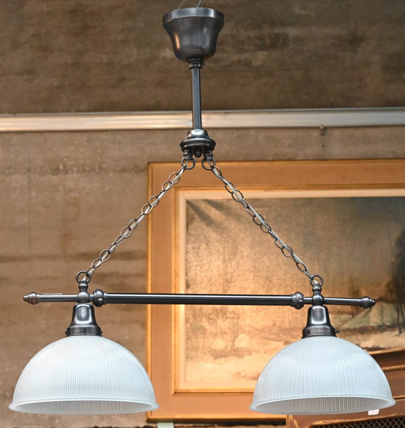 Een hanglamp met 2 lichtpunten en glazen lampenkap, hedendaagse uitvoering naar industrieel ontwerp. Gemerkt Ikea.
