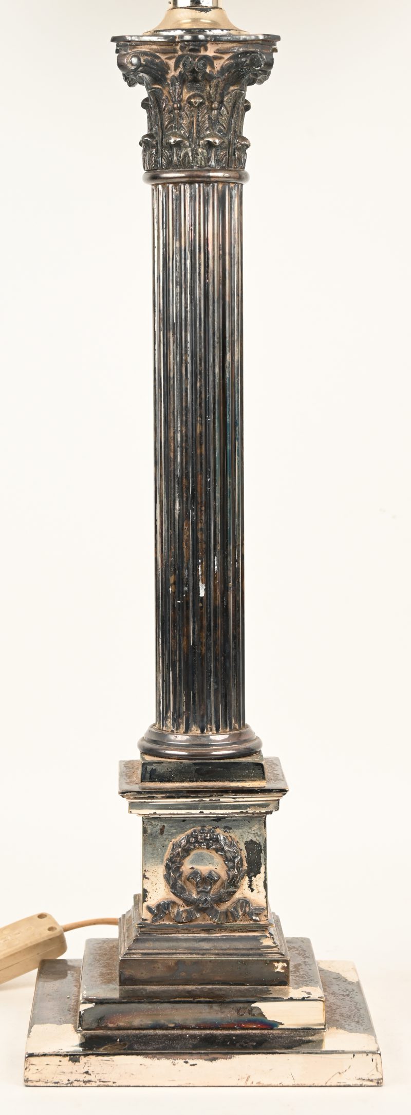 Een verzilverde lampadaire naar Art Deco ontwerp.