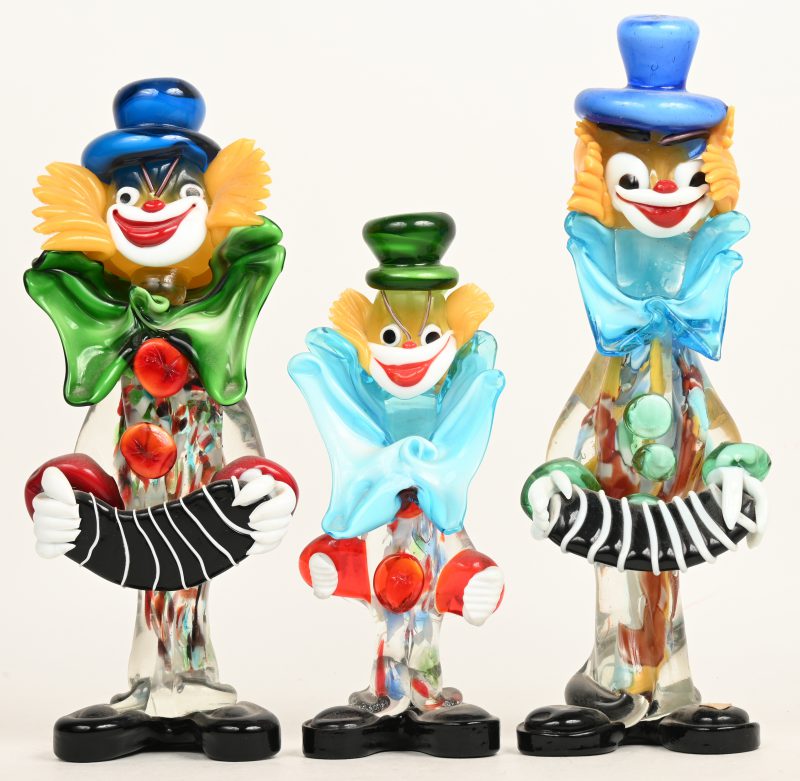 Een lot van drie clowns met diverse kleuren in de massa.