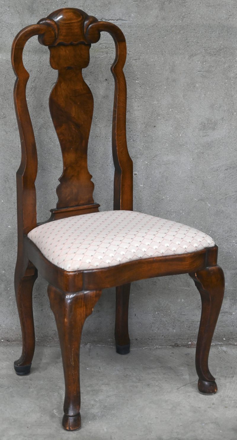 Een houten stoel met gestoffeerde zitting.