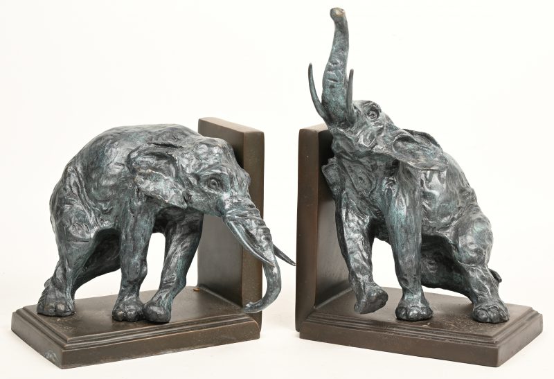Een paar brons gesculptuurde boeksteun beeldjes van olifanten.