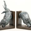 Een paar brons gesculptuurde boeksteun beeldjes van olifanten.