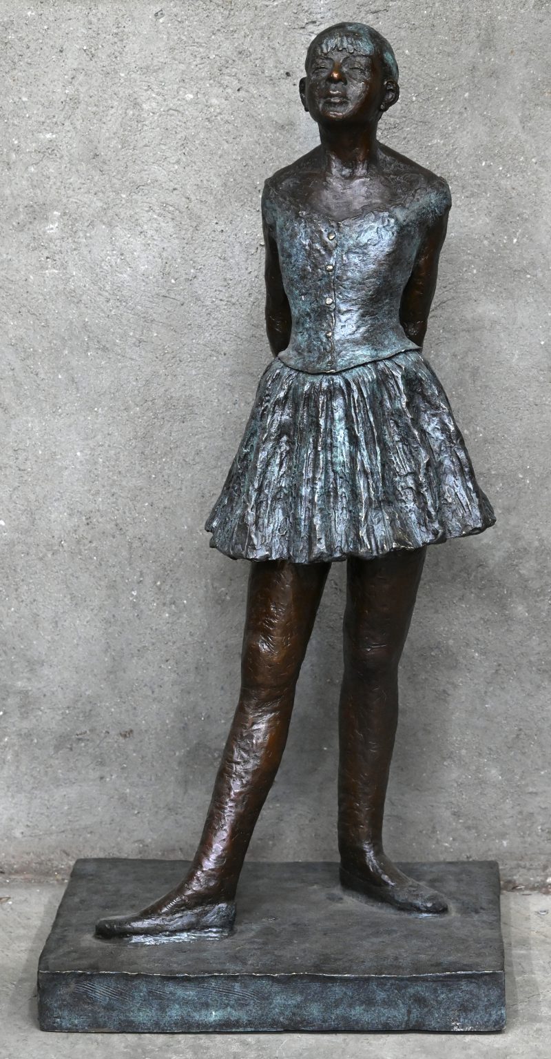 “Ballerina”. Een brons gesculptuurd beeld, naar Degas.