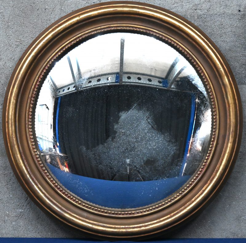 Een butler spiegel in verguld, houten kader.