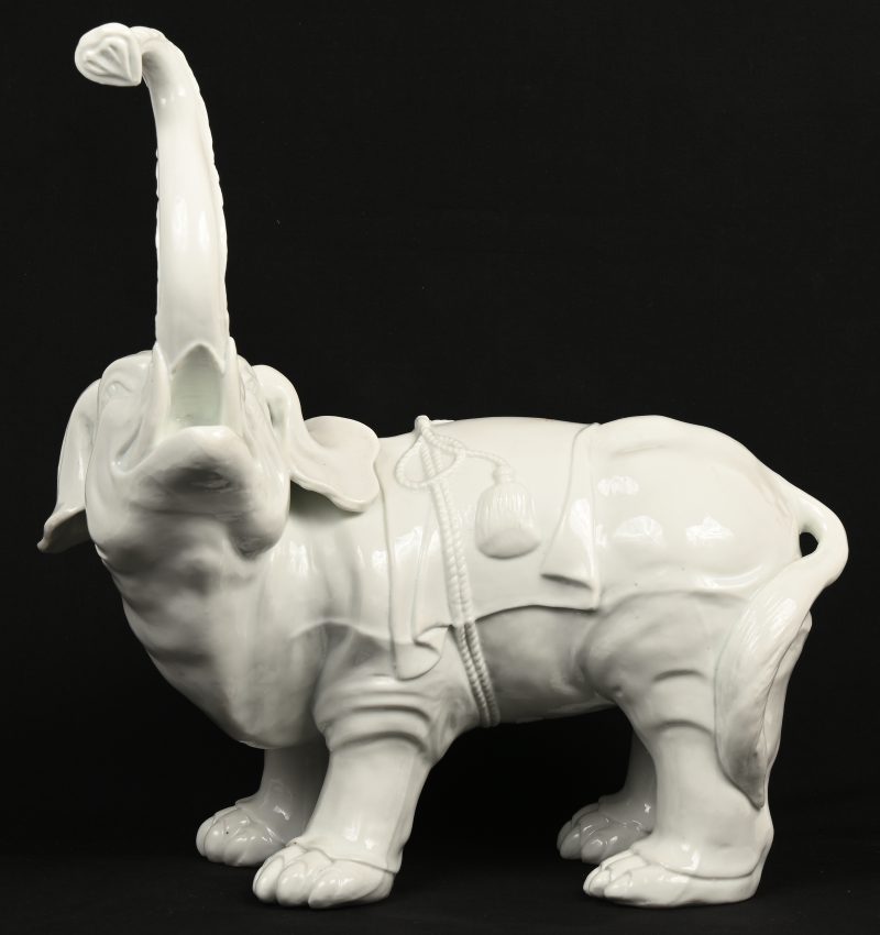 Een Blanc the Chine, beeldje van een olifant.