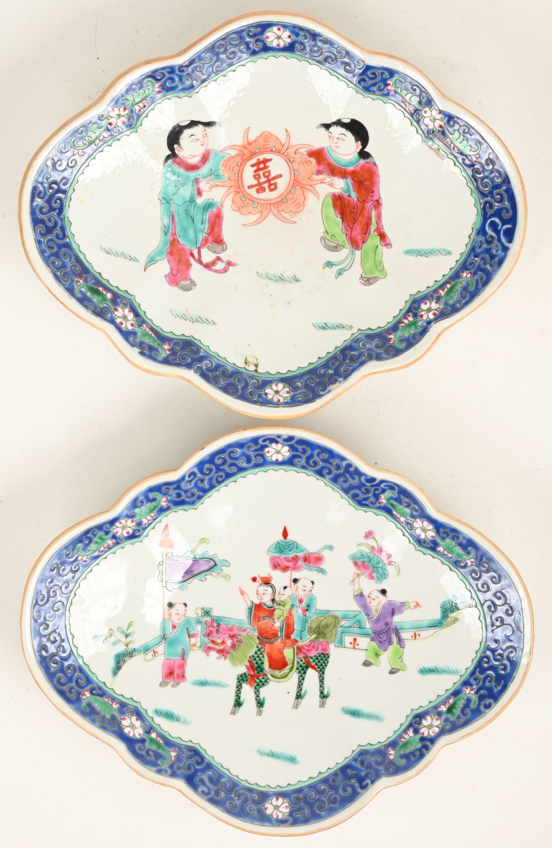 Een paar blauw-wit Chinees porseleinen schaaltjes met divers decor, onderaan gemerkt.
