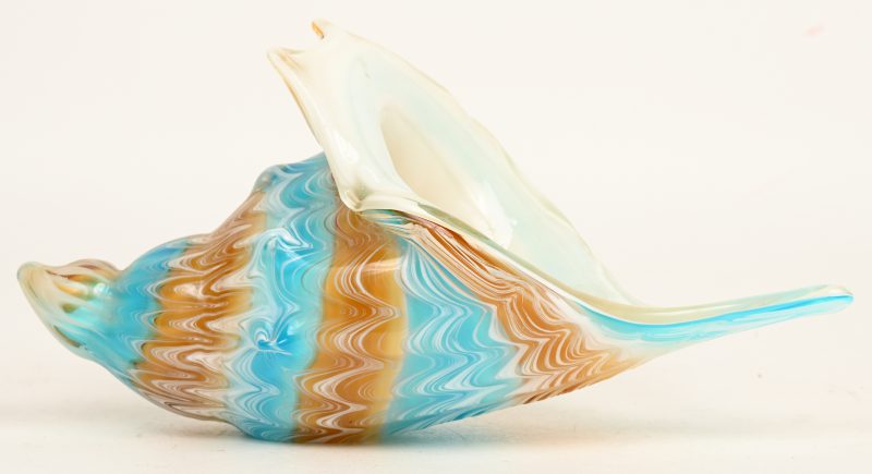 Een uit glas gesculptuurd Murano schelp met diverse kleuren.