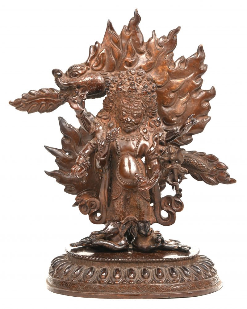 Een brons Tibetaanse beeldje van een 6 armige Boeddha met vuurspuwende draken achtergrond.