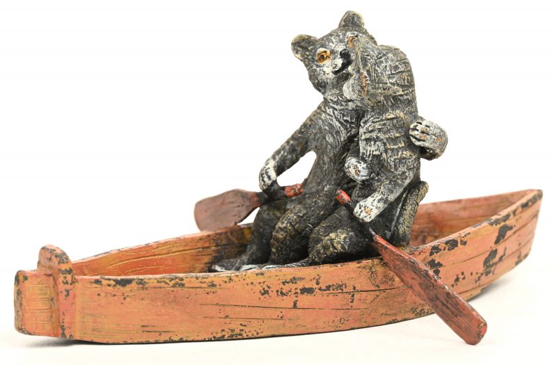 Een Weens bronzen beeldje met 2 poezen in een roeiboot.