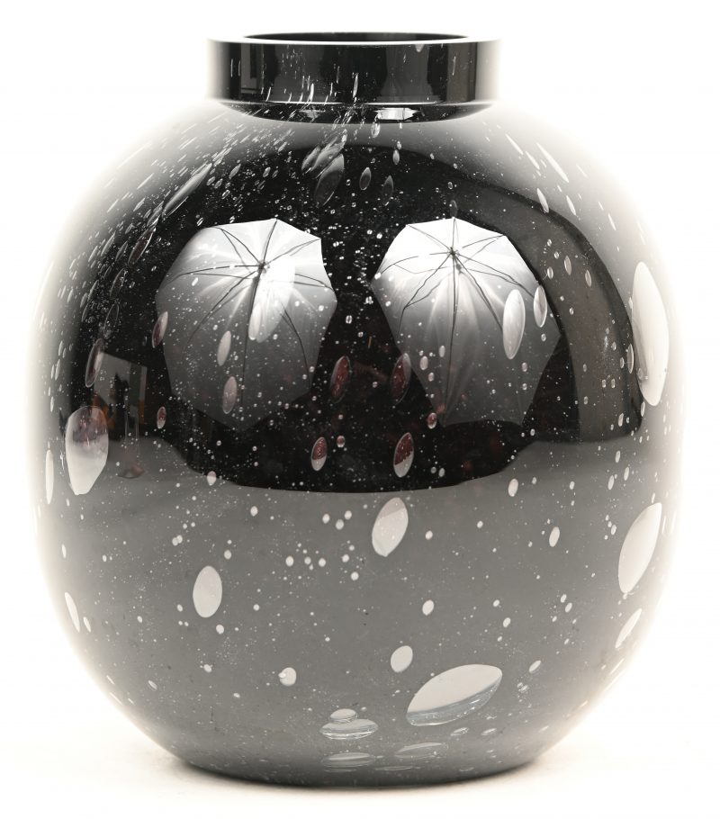 Een bolvormig zwart glazen vaas met luchtbel decor in de massa.