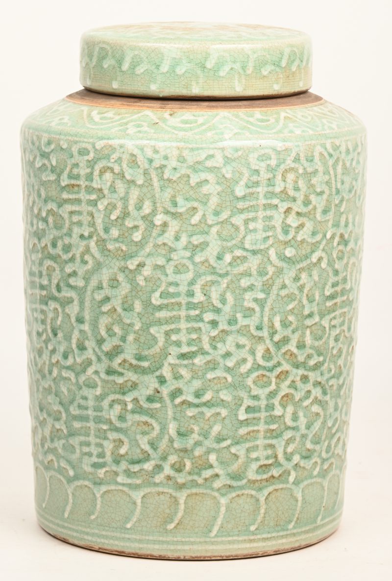 Een Chinees porseleinen celadon dekselpot.