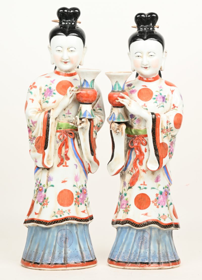Een paar Chinees porseleinen Quan Yin beeldjes. 1 vinger afgebroken bij 1 beeldje.