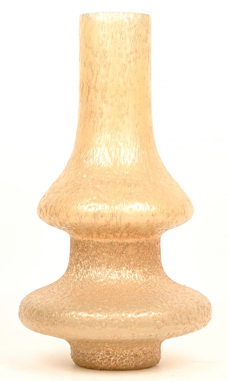 Een glazen Jugendstil vaas met vergulde tinten in het reliëf.