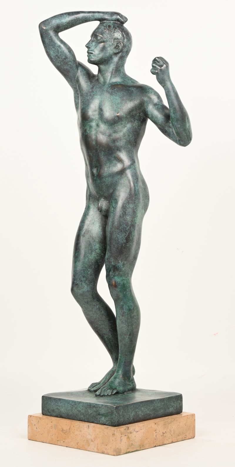 Een brons gesculptuurd beeld van een staand, naakte man op marmeren voet, naar Rodin.