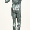 Een brons gesculptuurd beeld van een staand, naakte man op marmeren voet, naar Rodin.