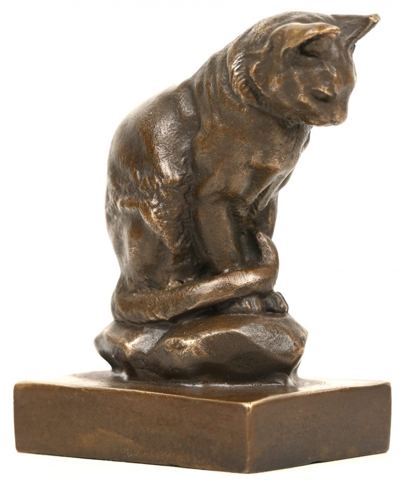 Een brons gesculpteerd beeldje van een kat in zithouding.
