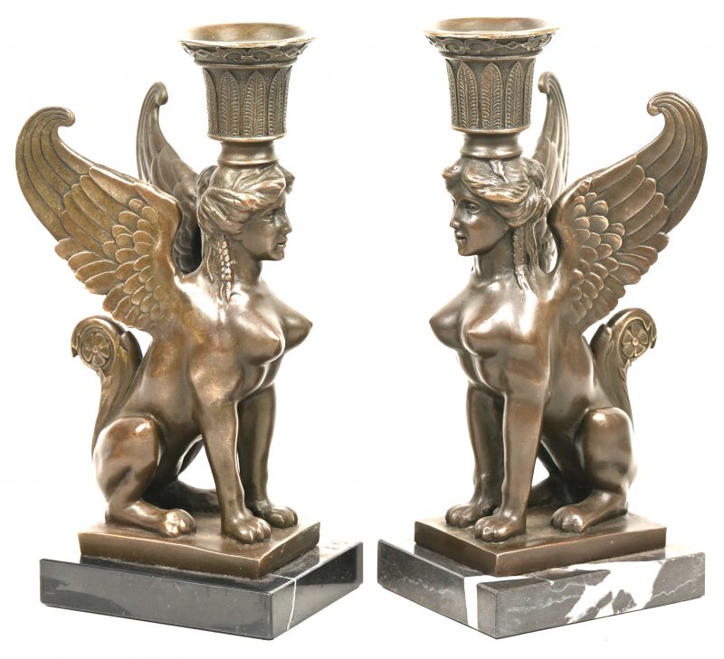 Een paar brons gesculptuurde Sphinx kandelaars op marmeren voet.