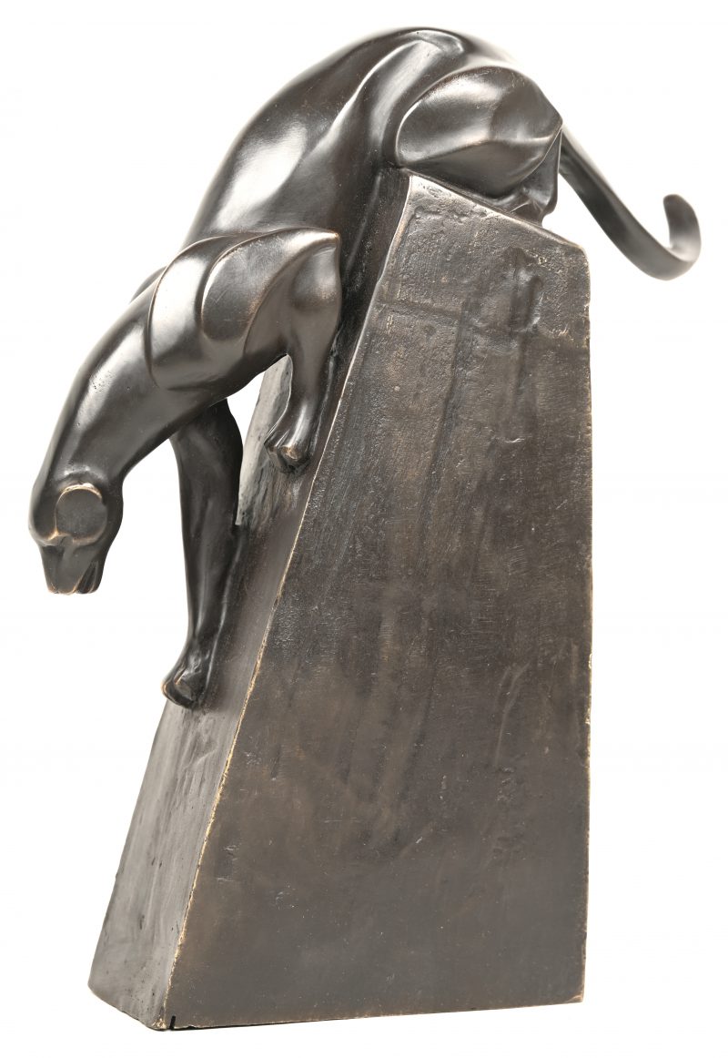 Een brons gesculptuurd beeldje van een sluipende Panter op sokkel.