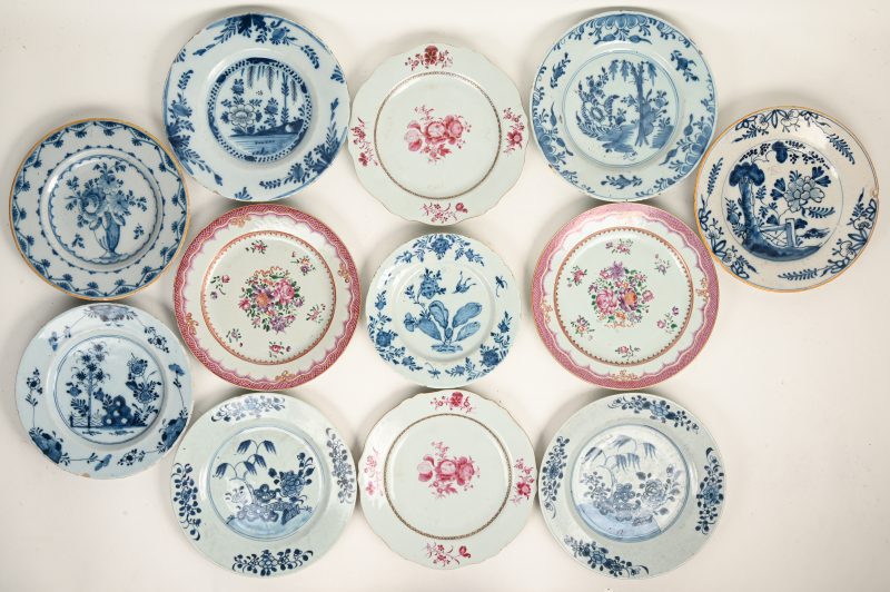 Een lot van 12 porseleinen borden. Chinees, Duits & Delft met diverse grootte, 19e eeuws. Lichte slijtage.